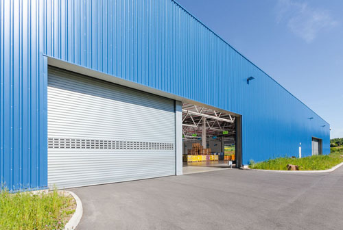 Teckentrup Rolltore ThermoTeck im neuen Truckport ELVIS AG.