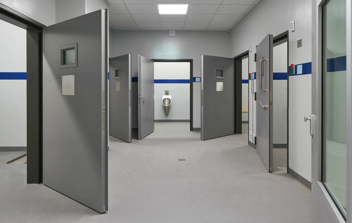 Unfortunately, anyone who spends their stadium visit behind one of these doors misses out on the game. The flush installation prevents injuries on both sides. Glazed cut-outs with privacy seals serve to observe the occupant if necessary.