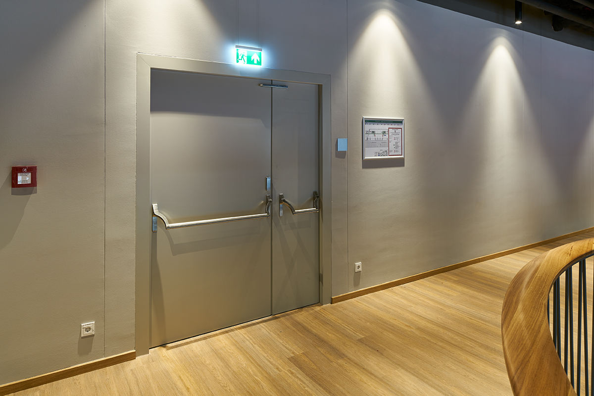 Doors along escape routes must always be operable, even if the doors are locked. Panic bar handles offer a safe solution here, as they automatically unlock when physical pressure is applied to the door element.