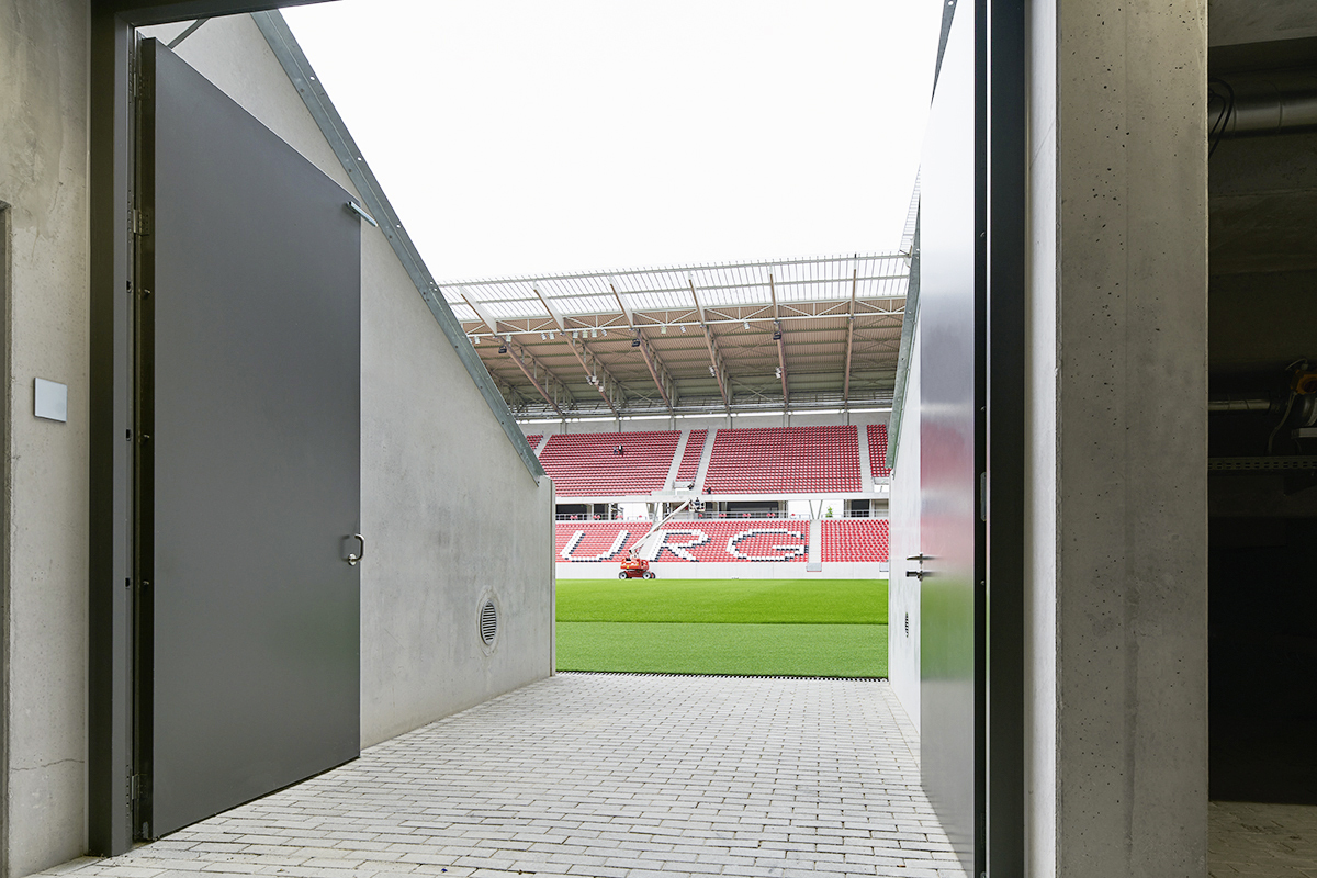 In the technical area, for example, large doors were required as a passage for large equipment and vehicles. In addition, the EI230 doors are equipped with burglary protection (RC2/RC3) and full panic function.