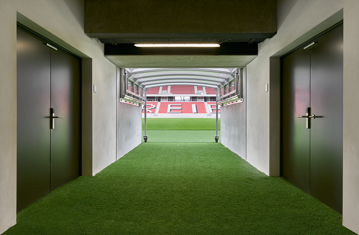 Different areas of the stadium place very different demands on doors: from the fire door for exterior use (EI230 to EI290, classified according to product standard EN 16034 / EN 14351-1) to the dw 62 security door (up to RC 3).