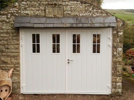 Teckentrup Carteck Side Hinged Standard Ribbed Woodgrain Vertical In White With Cross Mullion Windows